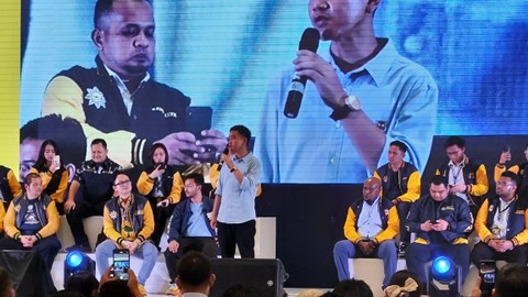 Cawapres nomor urut 2, Gibran Rakabuming Raka, menghadiri acara Rapat Pimpinan Nasional (Rapimnas) Angkatan Muda Pembaharuan Indonesia (AMPI) di Manado, Sulawesi Utara, Sabtu (23/12/2023). Foto: Jonathan Devin/kumparan