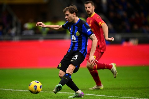 Pemain Inter Milan Nicolo Barella mencetak gol ke gawang Lecce pada pertandingan Liga Italia di Stadion San Siro, Milan, Italia, Sabtu (23/12/2023). Foto: Marco BERTORELLO / AFP