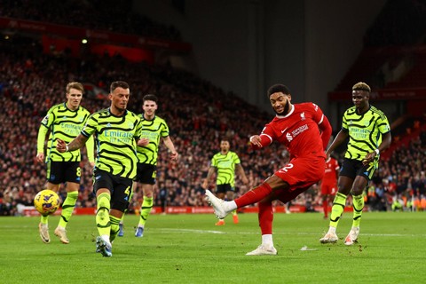 Pemain Liverpool Joe Gomez menendang bola ke arah gawang Arsenal pada pertandingan Liga Inggris di Anfield, Liverpool, Inggris, Minggu (24/12/2023). Foto: Carl Recine/REUTERS