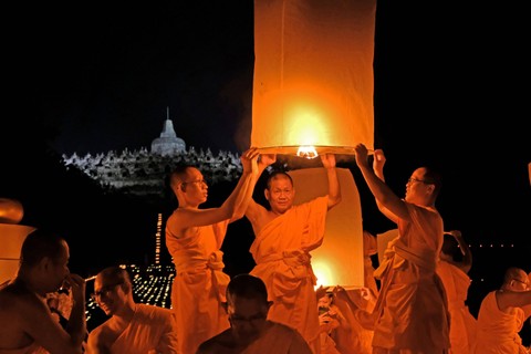 Sejumlah Bhikku menerbangkan lampion perdamaian dalam rangkaian Pabbajja Samanera Sementara di Marga Utama, Borobudur, Magelang, Jawa Tengah, Sabtu (23/12/2023). Foto: Anis Efizudin/ANTARA FOTO
