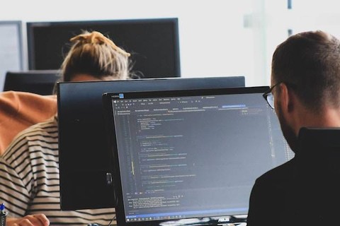 Ilustrasi bagaimana cara pengembangan sistem informasi, sumber foto: unsplash.com/Sigmund