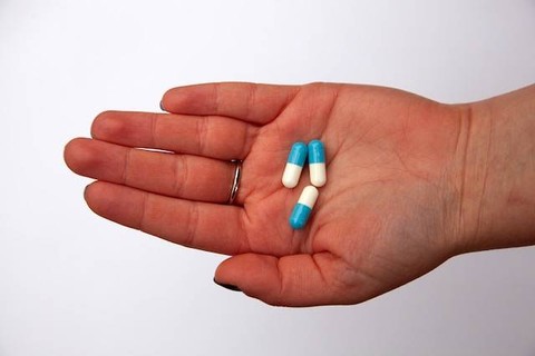 Ilustrasi aturan minum obat cacing, sumber foto: unsplash.com/Mark Fletcher-Brown