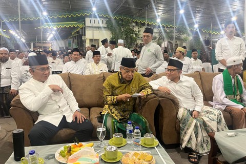 Cawapres Muhaimin Iskandar, Ketum PBNU Yahya Cholil Staquf, dan Mantan Ketua PBNU Said Aqil menghadiri Haul Al Magfurlah KH. Muhammad Munawwir, Krapyak, Yogyakarta, Sabtu (23/12/2023). Foto: Haya Syahira/kumparan