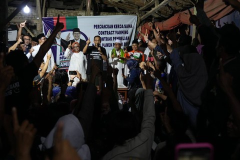 Calon presiden nomor urut 1 Anies Baswedan menemui para petani bawang di Larangan, Brebes, pada Sabtu (23/12/2023). Foto: Dok. Istimewa