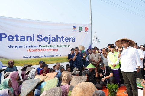 Capres nomor urut 1 Anies Baswedan berkunjung ke petani-petani di Desa Salakbrajo, Pekalongan, Minggu (24/12/2023). Foto: Dok. Istimewa