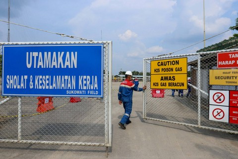 Pekerja membuka pintu gerbang area penerapan teknologi Carbon Capture Utilization and Storage (CCUS) di Pertamina EP Sukowati Field, Bojonegoro, Jawa Timur. Foto: Budi Candra Setya/ANTARA FOTO