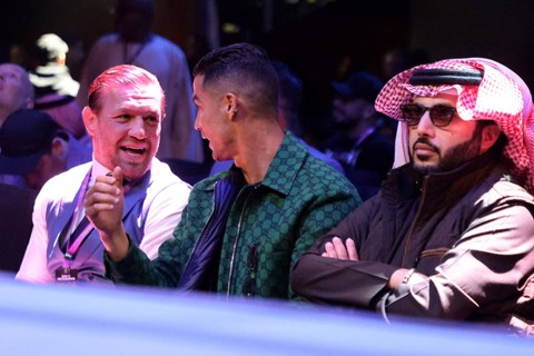 Conor McGregor, Cristiano Ronaldo dan Turki Alalshikh menyaksikan pertandingan tinju antara Anthony Joshua melawan Otto Wallin di Kingdom Arena, Riyadh, Arab Saudi, Sabtu (23/12/2023). Foto: Ahmed Yosri/REUTERS