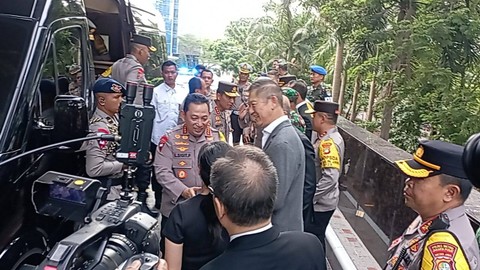 Kapolri Listyo Sigit Prabowo dan Menko PMK Muhadjir Effendy melakukan pengecekan ke Gereja Reformed Injili Indonesia (GRII) dan Gereja Katedral Jakarta pada Minggu (24/12/2023). Foto: Fadlan Nuril Fahmi/kumparan
