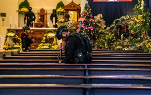 Personel Gegana Brimob Polda Maluku Utara melakukan sterilisasi di Gereja Katolik Santo Willibrordus, Kota Ternate, Maluku Utara, Minggu (24/12/2023). Foto: Andri Saputra/Antara Foto