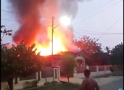 1 Unit rumah terbakar. | Foto: Istimewa
