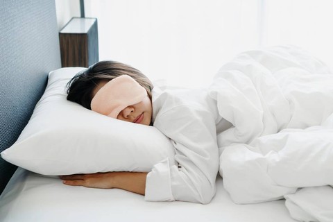 Ilustrasi tidur memakai masker mata atau eye mask. Foto: Opat Suvi/Shutterstock
