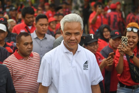 Capres nomor urut 3 Ganjar Pranowo menghadiri Apel Satgas PDIP DPC Kota Surakarta di Taman Sunan Jogo Kali, Pucang Sawit, Surakarta, Jawa Tengah, Minggu (24/12/2023). Foto: Wahyu Putro A/Antara Foto