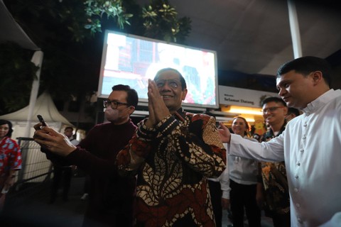 Cawapres nomor urut dua, Mahfud MD menyapa umat kristiani yang hendak melaksanakan ibadah misa natal di Gereja Katedral, Jakarta, Minggu (24/12/2023). Foto: Iqbal Firdaus/kumparan