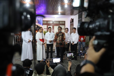 Cawapres nomor urut dua, Mahfud MD menyapa umat kristiani yang hendak melaksanakan ibadah misa natal di Gereja Katedral, Jakarta, Minggu (24/12/2023). Foto: Iqbal Firdaus/kumparan