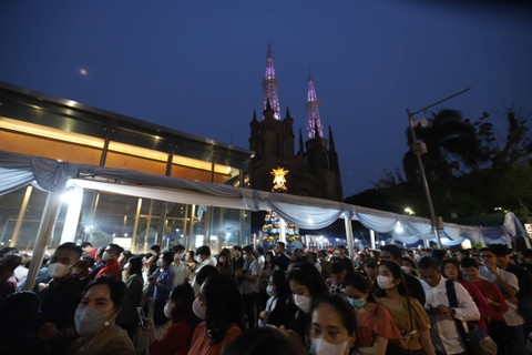 Umat Katolik melaksanakan Misa Malam Natal di Gereja Katedral, Jakarta, Minggu (24/12/2023). Foto: Iqbal Firdaus/kumparan