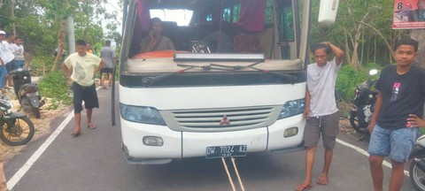 Bus rombongan karyawan bank terguling saat akan wisata ke Pantai Mandala Ria, Bulukumba, Sulsel, Minggu (24/12/2023). Foto: Dok. Istimewa