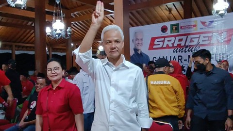 Capres nomor urut 03, Ganjar Pranowo menghadiri pertemuan dengan Tim Pemenangan Cabang (TPC), caleg dari partai koalisi, dan relawan se-Sragen, di Ndayu Park, Sragen, Jawa Tengah, Minggu (24/12/2023). Foto: Fadhil Pramudya/kumparan