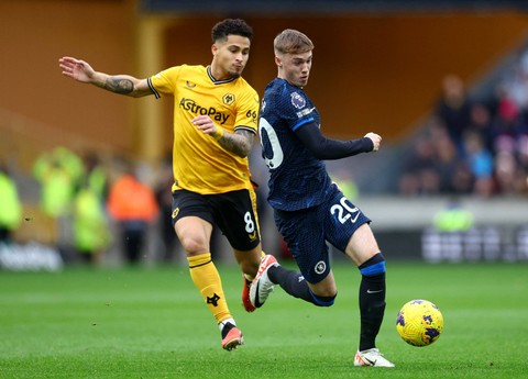 Joao Gomes dari Wolverhampton Wanderers duel dengan Cole Palmer dari Chelsea saat pertandingan di Molineux Stadium, Wolverhampton, Inggris. Foto: Carl Recine/Reuters