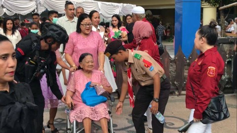 Umat Muslim ikut menjaga gereja Maranatha Ambon, Maluku, Minggu (24/12/2023). Foto: Dok. Istimewa