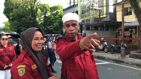 Umat Muslim ikut menjaga gereja Maranatha Ambon, Maluku, Minggu (24/12/2023). Foto: Dok. Istimewa