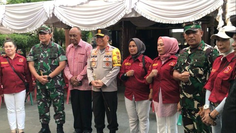 Kapolda Maluku Irjen Lothari Latif di Gereja Maranatha Ambon, Minggu (24/12/2023). Foto: Dok. Istimewa