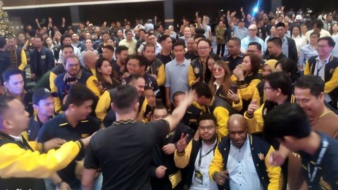 Cawapres Gibran Rakabuming Raka didampingi Ketua Umum DPP AMPI, Jerry Sambuaga, dikerumuni pengurus dan kader AMPI saat Rapimnas di Kota Manado, Sulawesi Utara.