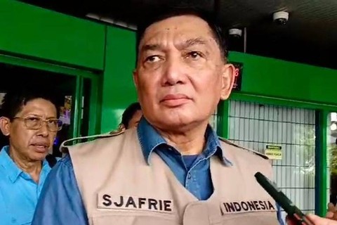 Letnan Jenderal TNI (Purn) Sjafrie Sjamsoedin menjenguk Tokoh masyarakat yang ditenbak OTK di RSU dr Soetomo Surabaya. Foto: Mili.id