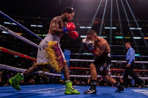 Gervonta Davis (kiri) melawan Isaac Cruz dalam perebutan gelar WBA kelas ringan di Staples Center, Los Angeles, Amerika Serikat, pada 5 Desember 2021. Foto: Apu Gomez/AFP