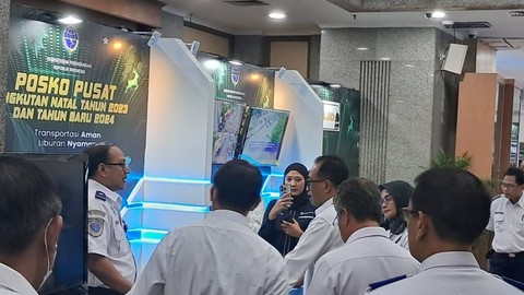 Menhub Budi Karya Sumadi mengecek kelancaran angkutan umum dan jalan selama libur Natal jelang Tahun Baru di Kemenhub, Jakarta Pusat, Minggu (25/12/2023). Foto: Annisa Thahira Madina/kumparan