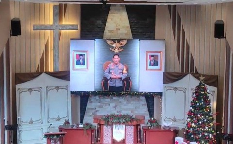 Kapolri Jenderal Listyo Sigit Prabowo menyampaikan ucapan Natal kepada jemaat di Gereja HKBP Sudirman, Jakarta Selatan, Senin (25/12/2023). Foto: Dok. Istimewa