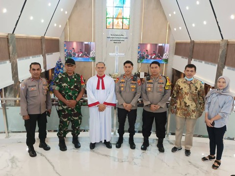 Kapolri Jenderal Listyo Sigit Prabowo menyampaikan ucapan Natal kepada jemaat di Gereja HKBP Sudirman, Jakarta Selatan, Senin (25/12/2023). Foto: Dok. Istimewa
