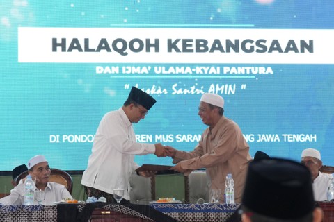 Capres nomor urut 1 Anies Baswedan menerima 'Risalah Sarang' dari KH Said Abdurrochim. Foto: Dok. Istimewa