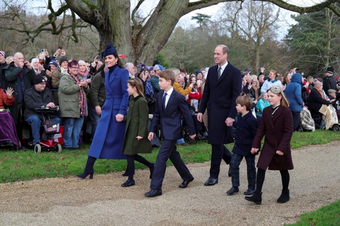 Kate Middleton bersama Keluarga Kerajaan Inggris saat menghadiri misa Natal di Sandringham Estate, Senin (25/12/2023). Foto: Chris Radburn/REUTERS