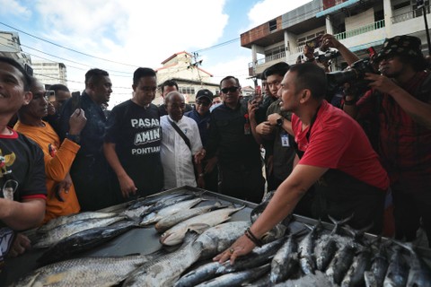 Capres 01 Anies Baswedan blusukan di Pasar Flamboyan, Pontianak, Kalbar, Senin (26/12/2023). Foto: Dok. Istimewa