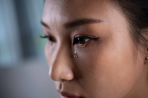 Ilustrasi perempuan menangis akibat KDRT psikis. Foto: Shutterstock