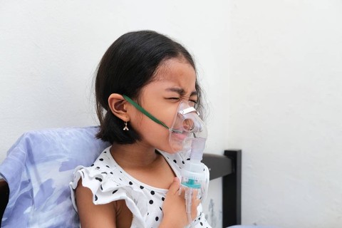 Ilustrasi anak menggunakan nebulizer. Foto: Cornelius Krishna Tedjo/Shutterstock