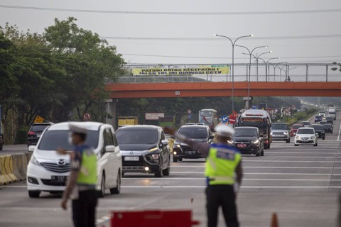 Personel Satlantas Polres Cirebon Kota mengatur lalu lintas kendaraan yang melintas jalan tol Cipali, Palimanan, Cirebon, Jawa Barat, Selasa (26/12/2023). Foto: Dedhez Anggara/ANTARA FOTO