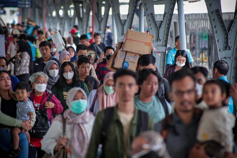 Sejumlah penumpang tiba di Stasiun Pasar Senen, Jakarta, Selasa (26/12/2023). Foto: Jamal Ramadhan/kumparan