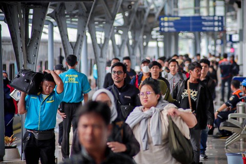Sejumlah penumpang tiba di Stasiun Pasar Senen, Jakarta, Selasa (26/12/2023). Foto: Jamal Ramadhan/kumparan