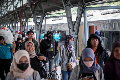 Sejumlah penumpang tiba di Stasiun Pasar Senen, Jakarta, Selasa (26/12/2023). Foto: Jamal Ramadhan/kumparan