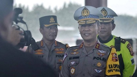 Kakorlantas Irjen Aan Suhanan meninjau Gerbang Tol Palimanan saat hari pertama arus balik Nataru 2023 pada Selasa (26/12/2023). Foto: kumparan