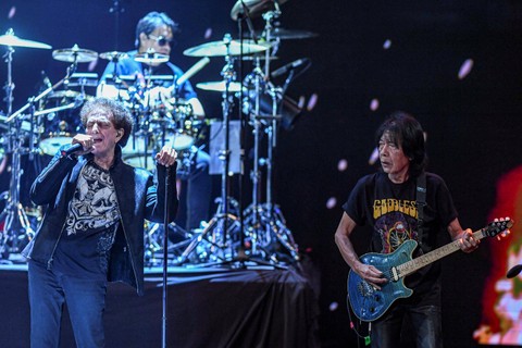 Vokalis dan gitaris grup band Godbless Achmad Albar (kiri) dan Ian Antono (kanan) tampil pada acara Everyday Festival 2023 di Graha Bhakti Budaya, Taman Ismail Marzuki, Jakarta, Selasa (26/12/2023). Foto: Muhammad Adimaja/Antara Foto