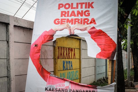 Alat peraga kampanye (APK) Pemilu 2024 terpasang di kawasan Pondok Kopi, Jakarta Timur. Foto: Iqbal Firdaus/kumparan