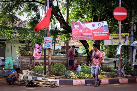 Semrawut: Alat peraga kampanye (APK) Pemilu 2024 terpasang di sebuah pohon di Manggarai, Jakarta. Foto: Iqbal Firdaus/kumparan