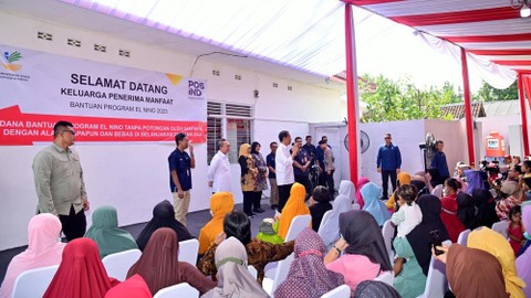 Presiden Jokowi serahkan BLT El Nino di Kantor Pos Genteng, Rabu (27/12/2023). Foto: Muchlis Jr/Biro Pers Sekretariat Presiden