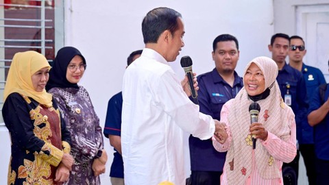 Presiden Jokowi serahkan BLT El Nino di Kantor Pos Genteng, Rabu (27/12/2023). Foto: Muchlis Jr/Biro Pers Sekretariat Presiden