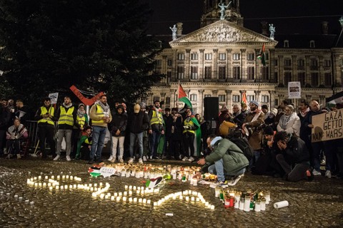 Ratusan orang berkumpul untuk unjuk rasa mendukung Gaza, pada 24 Desember 2023 pada Malam Natal di Amsterdam, Belanda. Foto: Mouneb Taim / Anadolu