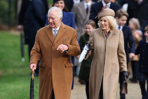 Raja Charles III dan Ratu Camilla bersama Keluarga Kerajaan Inggris saat menghadiri misa Natal di Sandringham Estate, Senin (25/12/2023). Foto: Adrian Dennis/AFP