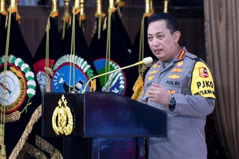 Kapolri Jenderal Pol Listyo Sigit Prabowo memaparkan capaian kinerja saat rilis akhir tahun Polri di Mabes Polri, Jakarta, Rabu (27/12/2023). Foto: Hafidz Mubarak A/ANTARA FOTO