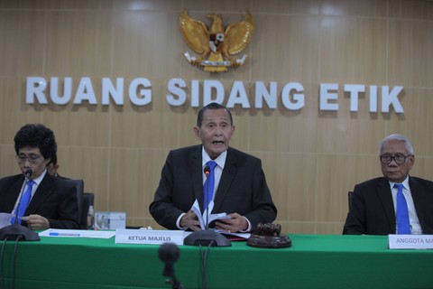 Ketua Dewan Pengawas KPK Tumpak Hatorangan Panggabean (tengah) bersama anggota Dewas KPK Albertina Ho (kiri) dan Harjono (kanan) memimpin sidang etik dengan agenda pembacaan putusan terkait pelanggaran etik Ketua nonaktif KPK Firli Bahuri. Foto: Reno Esnir/Antara Foto
